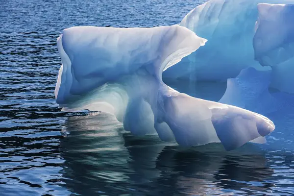 Иллюминированный Айсберг Ледяная Скульптура Скорсбюзунде Восточная Гренландия Гренландия Северная Америка — стоковое фото
