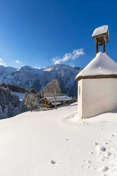 冬季的山地农场和小礼拜堂 位于德国巴伐利亚奥伯斯特多夫附近Dietersbach山谷的Gerstruben山村 后面是Himmelschrofenzug Allgaeuer Alps Allgaeu — 图库照片