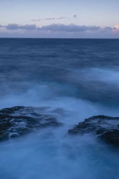Gewaschen Über Felsen Wasser Wellen Langzeitbelichtung Gomera Kanarische Insel Spanien lizenzfreie Stockbilder