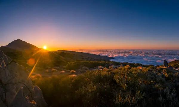 Sonnenuntergang Sonnenuntergang Bewölkter Himmel Vulkan Teide Und Vulkanlandschaft Hintergrundbeleuchtung Nationalpark — Stockfoto