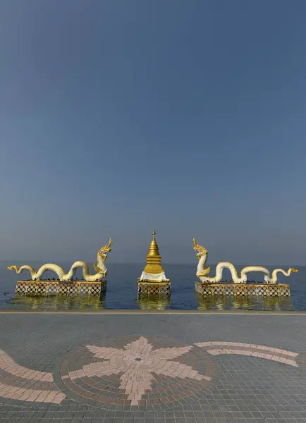 stock image White Naga statues with golden Chedi on the shore of Lake Kwan Phayao, Phayao Lake, Phayao, Thailand, Asia
