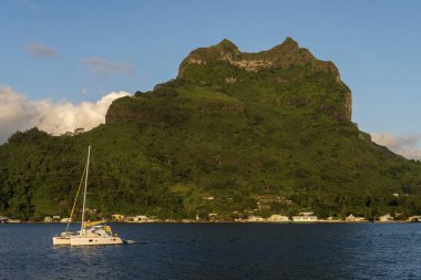 Catamaran in the lagoon off extinct volcano Mont Otemanu, Vaitape, Leeward Islands, Bora Bora, French Polynesia, Oceania clipart