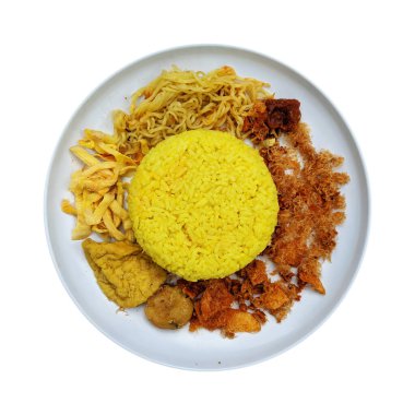 Nasi kuning ya da Nasi kunyit beyaz tabakta, beyaz arka planda izole, üst manzara