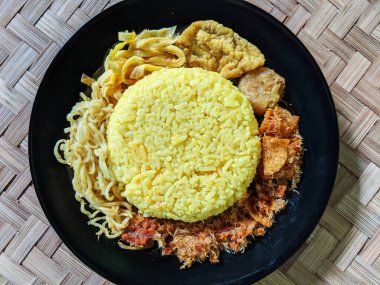 Nasi kuning ya da zerdeçal pilavı, sarı pirinç ya da nasi kunyit.