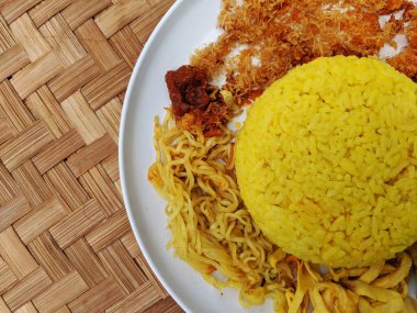 Nasi kuning veya sarı pirinç, nasi kunyit veya beyaz tabakta zerdeçal pilavı