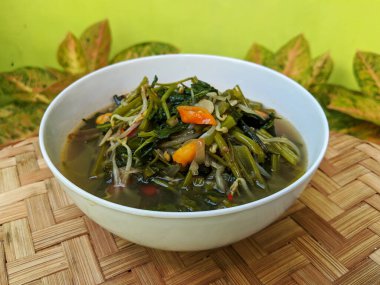 Kızarmış su ıspanağı, geleneksel Asya yemeği, cah kangkung veya tumis kangkung