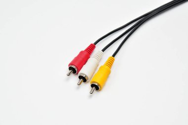 İzole edilmiş beyaz arka grup üzerinde RCA analog ses video kablosu