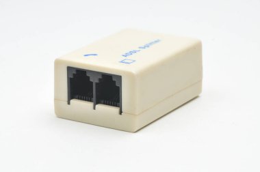 İzole edilmiş beyaz bir arka grup üzerinde ADSL yönlendiricisini ve telefonu internet ağına bağlamak için ADSL filtresiName