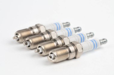 İzole edilmiş beyaz bir grupta benzinli motorlu arabalar için buji.