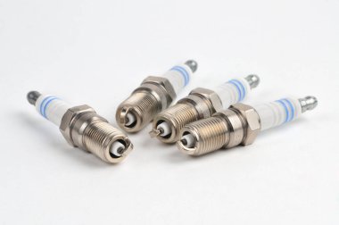 İzole edilmiş beyaz bir grupta benzinli motorlu arabalar için buji.