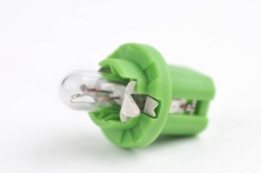 İzole edilmiş beyaz arka grubunda araba konsolu ampulü