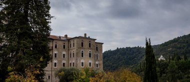 Aziz George 'un limanı Zograf Manastırı ya da Yunanistan' daki Zograf Manastırı. Dokuzuncu veya onuncu yüzyılın sonlarında Ohri 'li üç Bulgar tarafından kurulmuştur..