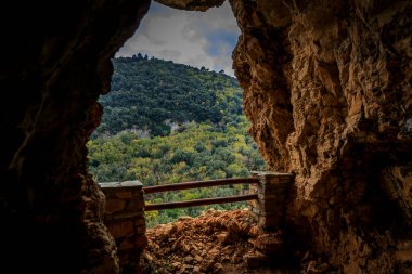 Aziz George Zograf Manastırı ya da Yunanistan 'daki Zograf Manastırı. Dokuzuncu veya onuncu yüzyılın sonlarında Ohri 'li üç Bulgar tarafından kurulmuştur..