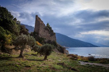 Aziz George Zograf Manastırı ya da Yunanistan 'daki Zograf Manastırı. Dokuzuncu veya onuncu yüzyılın sonlarında Ohri 'li üç Bulgar tarafından kurulmuştur..