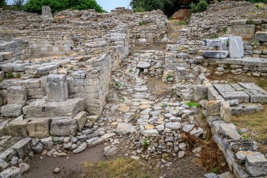 Troy, arkeolojik alan. 1998 yılından bu yana UNESCO Dünya Mirasları listesine eklenmiştir..