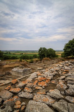 Troy, arkeolojik alan. 1998 yılından bu yana UNESCO Dünya Mirasları listesine eklenmiştir..