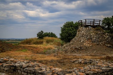 Troy, arkeolojik alan. 1998 yılından bu yana UNESCO Dünya Mirasları listesine eklenmiştir..