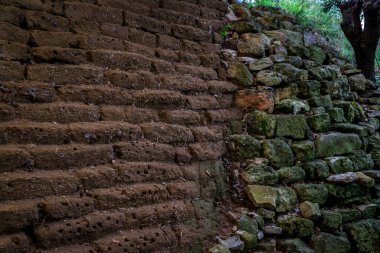 Troy, arkeolojik alan. 1998 yılından bu yana UNESCO Dünya Mirasları listesine eklenmiştir..