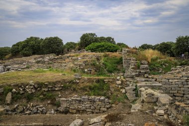 Troy, arkeolojik alan. 1998 yılından bu yana UNESCO Dünya Mirasları listesine eklenmiştir..