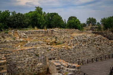 Troy, arkeolojik alan. 1998 yılından bu yana UNESCO Dünya Mirasları listesine eklenmiştir..
