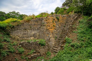 Troy, arkeolojik alan. 1998 yılından bu yana UNESCO Dünya Mirasları listesine eklenmiştir..