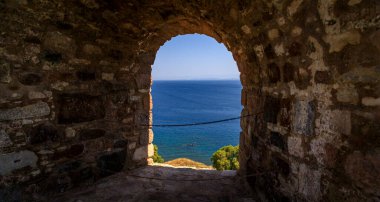 Kuzeydoğu Ege Denizi 'nde yer alan bir Yunan adası olan Lesbos veya Lesvos' a bakın