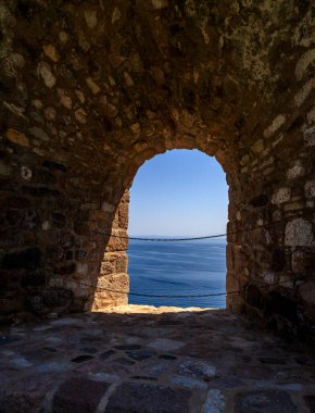 Kuzeydoğu Ege Denizi 'nde yer alan bir Yunan adası olan Lesbos veya Lesvos' a bakın