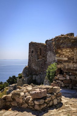 Kuzeydoğu Ege Denizi 'nde yer alan bir Yunan adası olan Lesbos veya Lesvos' a bakın