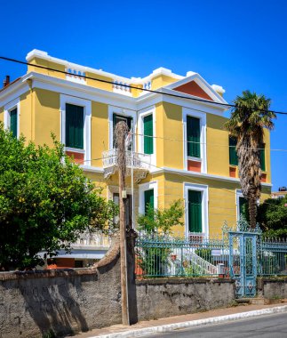 Kuzeydoğu Ege Denizi 'nde yer alan bir Yunan adası olan Lesbos veya Lesvos' a bakın