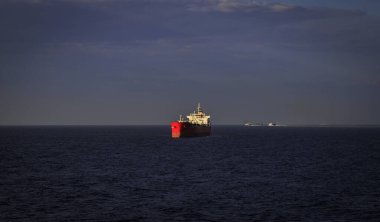 Atina 'dan manzara - Akdeniz' in büyük bir kıyı kenti ve Yunanistan 'ın hem başkenti hem de en büyük kentidir.