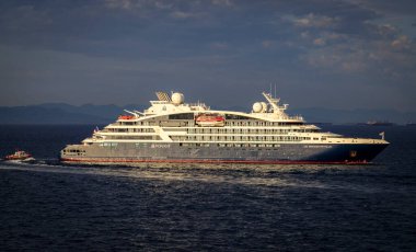 Atina 'dan manzara - Akdeniz' in büyük bir kıyı kenti ve Yunanistan 'ın hem başkenti hem de en büyük kentidir.