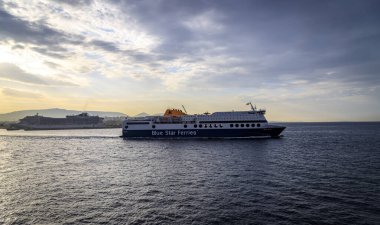 Atina 'dan manzara - Akdeniz' in büyük bir kıyı kenti ve Yunanistan 'ın hem başkenti hem de en büyük kentidir.