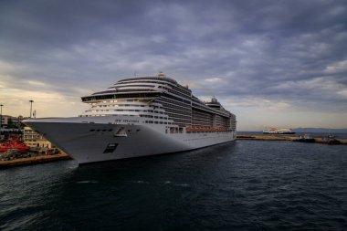 Atina 'dan manzara - Akdeniz' in büyük bir kıyı kenti ve Yunanistan 'ın hem başkenti hem de en büyük kentidir.