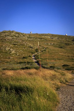 Akşam yürüyüşü Cherni Vrah tepesi, Vitosha dağı, Bulgaristan