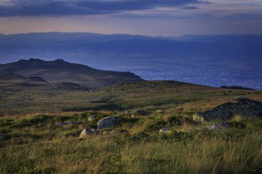 Akşam yürüyüşü Cherni Vrah tepesi, Vitosha dağı, Bulgaristan