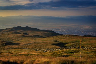 Akşam yürüyüşü Cherni Vrah tepesi, Vitosha dağı, Bulgaristan