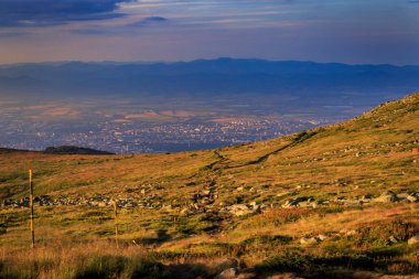 Akşam yürüyüşü Cherni Vrah tepesi, Vitosha dağı, Bulgaristan