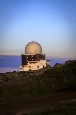 Akşam yürüyüşü Cherni Vrah tepesi, Vitosha dağı, Bulgaristan