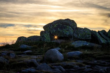 Akşam yürüyüşü Cherni Vrah tepesi, Vitosha dağı, Bulgaristan