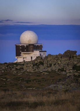 Akşam yürüyüşü Cherni Vrah tepesi, Vitosha dağı, Bulgaristan
