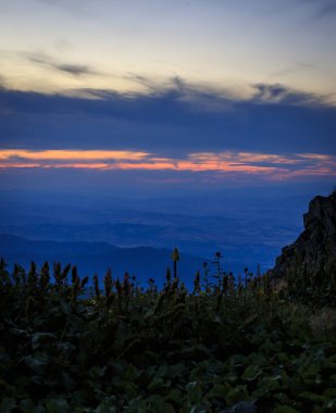 Akşam yürüyüşü Cherni Vrah tepesi, Vitosha dağı, Bulgaristan