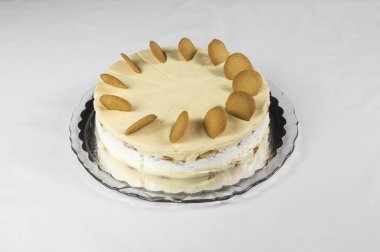 Ev yapımı kek. Yapay ışık altında çekilmiş..