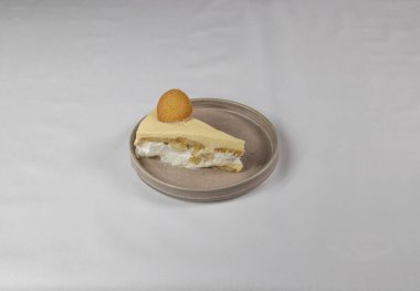 Ev yapımı kek. Yapay ışık altında çekilmiş..