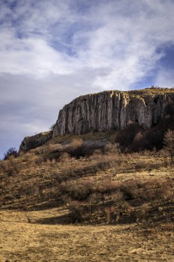 Stolo rock fenomeninden bir görüntü. Ponor Dağı 'nın tacındaki mücevher. Sofya 'dan Montana' ya (Sofya 'ya yaklaşık 50 km uzaklıkta) Bulgaristan' ın Svoge kenti yakınlarında yer almaktadır.).