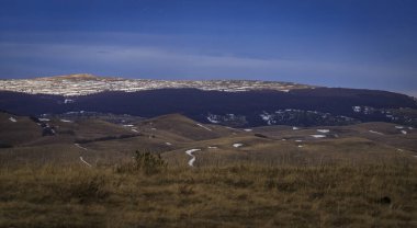 Stolo rock fenomeninden bir görüntü. Ponor Dağı 'nın tacındaki mücevher. Sofya 'dan Montana' ya (Sofya 'ya yaklaşık 50 km uzaklıkta) Bulgaristan' ın Svoge kenti yakınlarında yer almaktadır.).