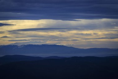 Stolo rock fenomeninden bir görüntü. Ponor Dağı 'nın tacındaki mücevher. Sofya 'dan Montana' ya (Sofya 'ya yaklaşık 50 km uzaklıkta) Bulgaristan' ın Svoge kenti yakınlarında yer almaktadır.).