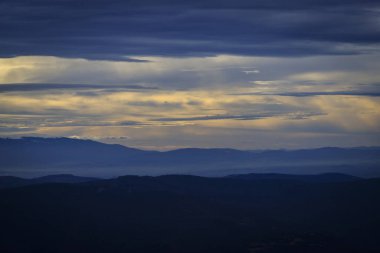 Stolo rock fenomeninden bir görüntü. Ponor Dağı 'nın tacındaki mücevher. Sofya 'dan Montana' ya (Sofya 'ya yaklaşık 50 km uzaklıkta) Bulgaristan' ın Svoge kenti yakınlarında yer almaktadır.).