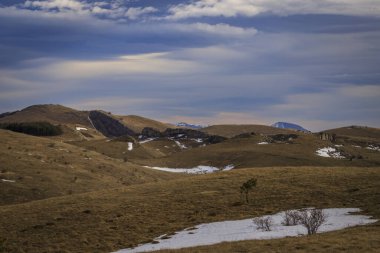 Stolo rock fenomeninden bir görüntü. Ponor Dağı 'nın tacındaki mücevher. Sofya 'dan Montana' ya (Sofya 'ya yaklaşık 50 km uzaklıkta) Bulgaristan' ın Svoge kenti yakınlarında yer almaktadır.).