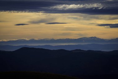 Stolo rock fenomeninden bir görüntü. Ponor Dağı 'nın tacındaki mücevher. Sofya 'dan Montana' ya (Sofya 'ya yaklaşık 50 km uzaklıkta) Bulgaristan' ın Svoge kenti yakınlarında yer almaktadır.).