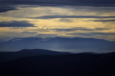 Stolo rock fenomeninden bir görüntü. Ponor Dağı 'nın tacındaki mücevher. Sofya 'dan Montana' ya (Sofya 'ya yaklaşık 50 km uzaklıkta) Bulgaristan' ın Svoge kenti yakınlarında yer almaktadır.).